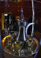 Serviciu de cafea din argint aurit, cu simbolul statului Qatar