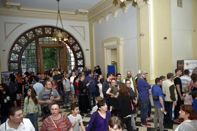 The exhibition successfully drew in a significant number of visitors, over 1000 in a single evening