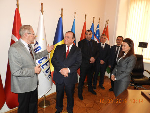 President Emil Constantinescu paid a visit to the headquarters of TRACECA in Baku