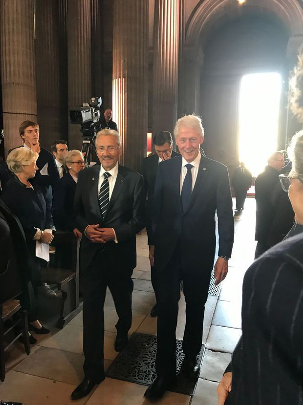 Emil Constantinescu și Bill Clinton intră împreună în Biserica Saint Sulpice pentru a-i aduce un ultim omagiu lui Jaques Chirac
